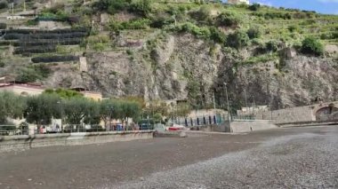 Minori, Campania, İtalya 19 Kasım 2024: 1997 'den beri UNESCO' nun Dünya Mirasları Bölgesi olan Maiori ve Ravello köyleri arasında Amalfi Sahili 'ndeki ünlü turizm beldesi