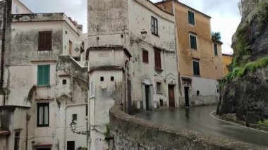 Minori, Campania, İtalya 19 Kasım 2024: 1997 'den beri UNESCO' nun Dünya Mirasları Bölgesi olan Maiori ve Ravello köyleri arasında Amalfi Sahili 'ndeki ünlü turizm beldesi