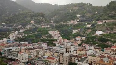 Minori, Campania, İtalya 19 Kasım 2024: 1997 'den beri UNESCO' nun Dünya Mirasları Bölgesi olan Maiori ve Ravello köyleri arasında Amalfi Sahili 'ndeki ünlü turizm beldesi