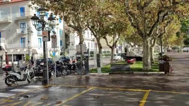 Minori, Campania, İtalya 19 Kasım 2024: 1997 'den beri UNESCO' nun Dünya Mirasları Bölgesi olan Maiori ve Ravello köyleri arasında Amalfi Sahili 'ndeki ünlü turizm beldesi