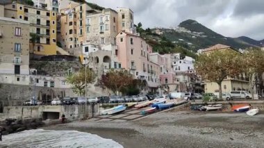 Minori, Campania, İtalya 19 Kasım 2024: 1997 'den beri UNESCO' nun Dünya Mirasları Bölgesi olan Maiori ve Ravello köyleri arasında Amalfi Sahili 'ndeki ünlü turizm beldesi