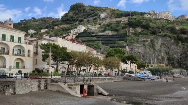 Minori, Campania, İtalya 19 Kasım 2024: 1997 'den beri UNESCO' nun Dünya Mirasları Bölgesi olan Maiori ve Ravello köyleri arasında Amalfi Sahili 'ndeki ünlü turizm beldesi