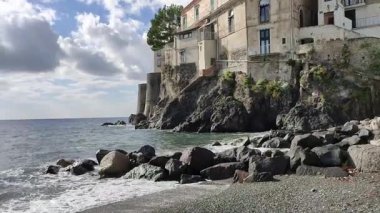 Minori, Campania, İtalya 19 Kasım 2024: 1997 'den beri UNESCO' nun Dünya Mirasları Bölgesi olan Maiori ve Ravello köyleri arasında Amalfi Sahili 'ndeki ünlü turizm beldesi
