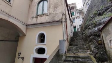 Minori, Campania, İtalya 19 Kasım 2024: 1997 'den beri UNESCO' nun Dünya Mirasları Bölgesi olan Maiori ve Ravello köyleri arasında Amalfi Sahili 'ndeki ünlü turizm beldesi