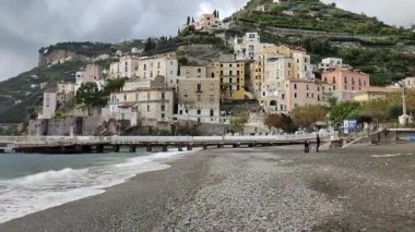 Minori, Campania, İtalya 19 Kasım 2024: 1997 'den beri UNESCO' nun Dünya Mirasları Bölgesi olan Maiori ve Ravello köyleri arasında Amalfi Sahili 'ndeki ünlü turizm beldesi