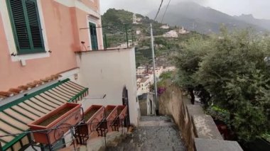 Minori, Campania, İtalya 19 Kasım 2024: 1997 'den beri UNESCO' nun Dünya Mirasları Bölgesi olan Maiori ve Ravello köyleri arasında Amalfi Sahili 'ndeki ünlü turizm beldesi