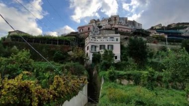 Minori, Campania, İtalya 19 Kasım 2024: 1997 'den beri UNESCO' nun Dünya Mirasları Bölgesi olan Maiori ve Ravello köyleri arasında Amalfi Sahili 'ndeki ünlü turizm beldesi