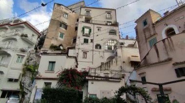 Minori, Campania, İtalya 19 Kasım 2024: 1997 'den beri UNESCO' nun Dünya Mirasları Bölgesi olan Maiori ve Ravello köyleri arasında Amalfi Sahili 'ndeki ünlü turizm beldesi