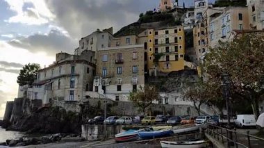 Minori, Campania, İtalya 19 Kasım 2024: 1997 'den beri UNESCO' nun Dünya Mirasları Bölgesi olan Maiori ve Ravello köyleri arasında Amalfi Sahili 'ndeki ünlü turizm beldesi