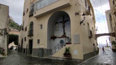 Minori, Campania, İtalya 19 Kasım 2024: 1997 'den beri UNESCO' nun Dünya Mirasları Bölgesi olan Maiori ve Ravello köyleri arasında Amalfi Sahili 'ndeki ünlü turizm beldesi