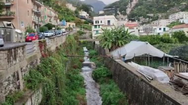 Minori, Campania, İtalya 19 Kasım 2024: 1997 'den beri UNESCO' nun Dünya Mirasları Bölgesi olan Maiori ve Ravello köyleri arasında Amalfi Sahili 'ndeki ünlü turizm beldesi