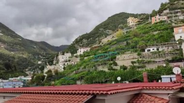 Minori, Campania, İtalya 19 Kasım 2024: 1997 'den beri UNESCO' nun Dünya Mirasları Bölgesi olan Maiori ve Ravello köyleri arasında Amalfi Sahili 'ndeki ünlü turizm beldesi