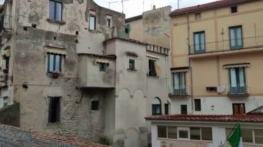 Minori, Campania, İtalya 19 Kasım 2024: 1997 'den beri UNESCO' nun Dünya Mirasları Bölgesi olan Maiori ve Ravello köyleri arasında Amalfi Sahili 'ndeki ünlü turizm beldesi