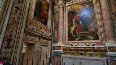 Napoli, Campania, İtalya 12 Kasım 2024: 17. yüzyıl Girolamini Kilisesi veya Via dei Tribunali boyunca San Filippo Neri Kilisesi