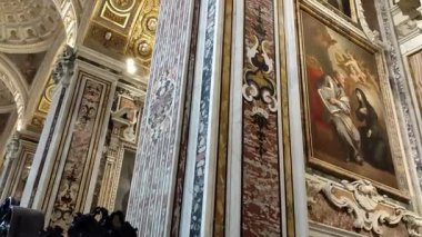 Napoli, Campania, İtalya 12 Kasım 2024: 17. yüzyıl Girolamini Kilisesi veya Via dei Tribunali boyunca San Filippo Neri Kilisesi