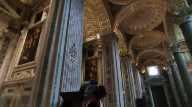 Napoli, Campania, İtalya 12 Kasım 2024: 17. yüzyıl Girolamini Kilisesi veya Via dei Tribunali boyunca San Filippo Neri Kilisesi