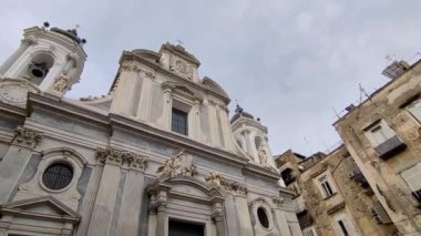 Napoli, Campania, İtalya 12 Kasım 2024: Girolamini 'nin kütüphane, resim galerisi ve 1658 yılında San Filippo Neri' ye adanmış kilisesi ile anıtsal kompleksi.