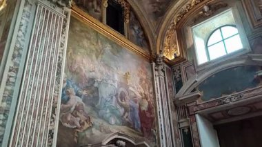 Napoli, Campania, İtalya 12 Kasım 2024: 17. yüzyıl Girolamini Kilisesi veya Via dei Tribunali boyunca San Filippo Neri Kilisesi