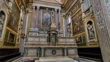 Napoli, Campania, İtalya 12 Kasım 2024: 17. yüzyıl Girolamini Kilisesi veya Via dei Tribunali boyunca San Filippo Neri Kilisesi