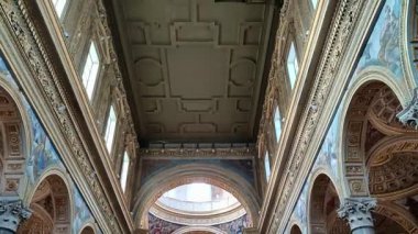 Napoli, Campania, İtalya 12 Kasım 2024: 17. yüzyıl Girolamini Kilisesi veya Via dei Tribunali boyunca San Filippo Neri Kilisesi