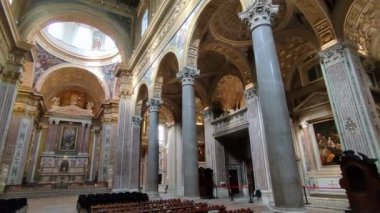 Napoli, Campania, İtalya 12 Kasım 2024: 17. yüzyıl Girolamini Kilisesi veya Via dei Tribunali boyunca San Filippo Neri Kilisesi