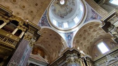 Napoli, Campania, İtalya 12 Kasım 2024: 17. yüzyıl Girolamini Kilisesi veya Via dei Tribunali boyunca San Filippo Neri Kilisesi
