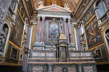 Napoli, Campania, İtalya 12 Kasım 2024: 17. yüzyıl Girolamini Kilisesi veya Via dei Tribunali boyunca San Filippo Neri Kilisesi