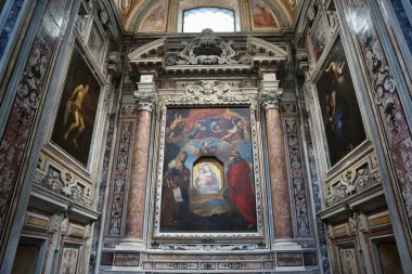 Napoli, Campania, İtalya 12 Kasım 2024: 17. yüzyıl Girolamini Kilisesi veya Via dei Tribunali boyunca San Filippo Neri Kilisesi