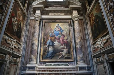 Napoli, Campania, İtalya 12 Kasım 2024: 17. yüzyıl Girolamini Kilisesi veya Via dei Tribunali boyunca San Filippo Neri Kilisesi