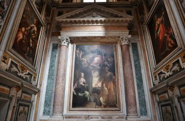 Napoli, Campania, İtalya 12 Kasım 2024: 17. yüzyıl Girolamini Kilisesi veya Via dei Tribunali boyunca San Filippo Neri Kilisesi