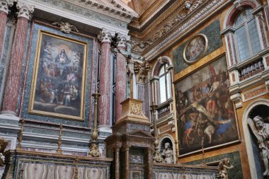 Napoli, Campania, İtalya 12 Kasım 2024: 17. yüzyıl Girolamini Kilisesi veya Via dei Tribunali boyunca San Filippo Neri Kilisesi