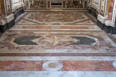 Napoli, Campania, İtalya 12 Kasım 2024: 17. yüzyıl Girolamini Kilisesi veya Via dei Tribunali boyunca San Filippo Neri Kilisesi