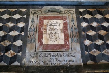 Napoli, Campania, İtalya 12 Kasım 2024: 17. yüzyıl Girolamini Kilisesi veya Via dei Tribunali boyunca San Filippo Neri Kilisesi