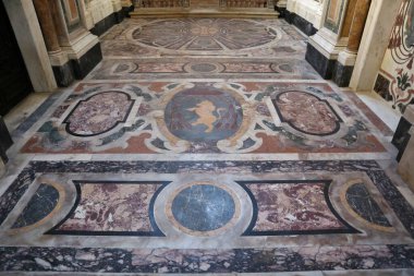 Napoli, Campania, İtalya 12 Kasım 2024: 17. yüzyıl Girolamini Kilisesi veya Via dei Tribunali boyunca San Filippo Neri Kilisesi