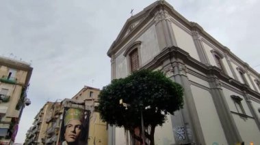 Napoli, Campania, İtalya 12 Kasım 2024: 19. yüzyıl Crocelle ai Mannesi Kilisesi, Spaccanapoli 'deki Piazzetta Crocelle ai Manne, İllüzyon Müzesi' ne ev sahipliği yapar.