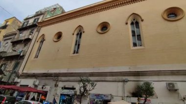 Napoli, Campania, İtalya 12 Kasım 2024: 19. yüzyıl Crocelle ai Mannesi Kilisesi, Spaccanapoli 'deki Piazzetta Crocelle ai Manne, İllüzyon Müzesi' ne ev sahipliği yapar.