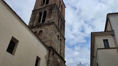 Salerno, Campania, İtalya 26 Kasım 2024: San Matteo Katedrali, 11. yüzyılda Romanesk tarzında inşa edilmiş, girişteki ve sonraki Barok yenilemeleriyle karakterize edilmiştir.