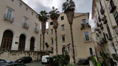 Salerno, Campania, İtalya 26 Kasım 2024: San Matteo Katedrali, 11. yüzyılda Romanesk tarzında inşa edilmiş, girişteki ve sonraki Barok yenilemeleriyle karakterize edilmiştir.