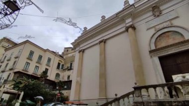 Salerno, Campania, İtalya 26 Kasım 2024: San Matteo Katedrali, 11. yüzyılda Romanesk tarzında inşa edilmiş, girişteki ve sonraki Barok yenilemeleriyle karakterize edilmiştir.