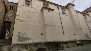 Salerno, Campania, İtalya 26 Kasım 2024: San Matteo Katedrali, 11. yüzyılda Romanesk tarzında inşa edilmiş, girişteki ve sonraki Barok yenilemeleriyle karakterize edilmiştir.