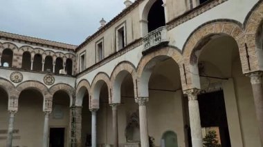 Salerno, Campania, İtalya 26 Kasım 2024: San Matteo Katedrali, 11. yüzyılda Romanesk tarzında inşa edilmiş, girişteki ve sonraki Barok yenilemeleriyle karakterize edilmiştir.