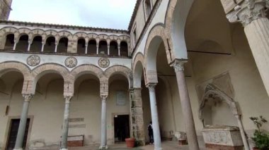 Salerno, Campania, İtalya 26 Kasım 2024: San Matteo Katedrali, 11. yüzyılda Romanesk tarzında inşa edilmiş, girişteki ve sonraki Barok yenilemeleriyle karakterize edilmiştir.