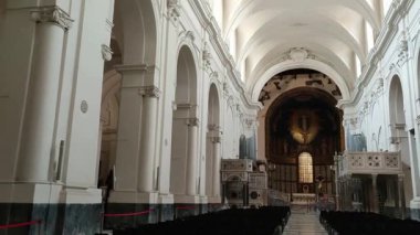 Salerno, Campania, İtalya 26 Kasım 2024: San Matteo Katedrali 'nin içinde Bizans ambooları ve ana güvertede ahşap koro ve üçlü apse transept yer almaktadır.