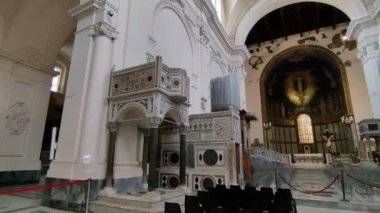 Salerno, Campania, İtalya 26 Kasım 2024: San Matteo Katedrali 'nin içinde Bizans ambooları ve ana güvertede ahşap koro ve üçlü apse transept yer almaktadır.