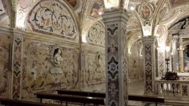 Salerno, Campania, İtalya, 26 Kasım 2024: St. Matthew kalıntılarının bulunduğu 11. yüzyılda inşa edilen katedralin içi