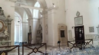 Salerno, Campania, İtalya 26 Kasım 2024: San Matteo Katedrali 'nin içinde Bizans ambooları ve ana güvertede ahşap koro ve üçlü apse transept yer almaktadır.