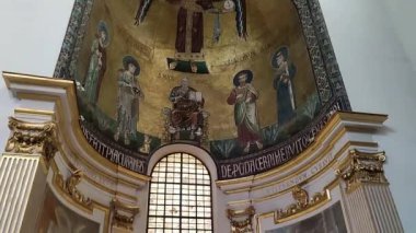 Salerno, Campania, İtalya 26 Kasım 2024: San Matteo Katedrali 'nin içinde Bizans ambooları ve ana güvertede ahşap koro ve üçlü apse transept yer almaktadır.