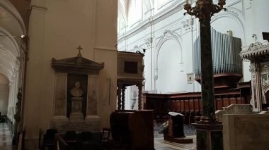 Salerno, Campania, İtalya 26 Kasım 2024: San Matteo Katedrali 'nin içinde Bizans ambooları ve ana güvertede ahşap koro ve üçlü apse transept yer almaktadır.