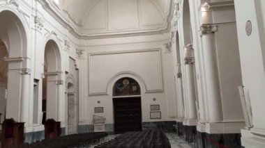 Salerno, Campania, İtalya 26 Kasım 2024: San Matteo Katedrali 'nin içinde Bizans ambooları ve ana güvertede ahşap koro ve üçlü apse transept yer almaktadır.