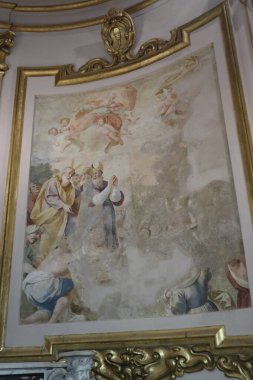 Salerno, Campania, İtalya 26 Kasım 2024: 11. yüzyılda inşa edilen San Matteo Katedrali 'nin içi ve merkezi körfezde bulunan Bizans ambolü ve ahşap koro ile karakterize edilmiş ve üç parçalı bir transept.